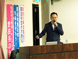 講演する布施祐仁さん1